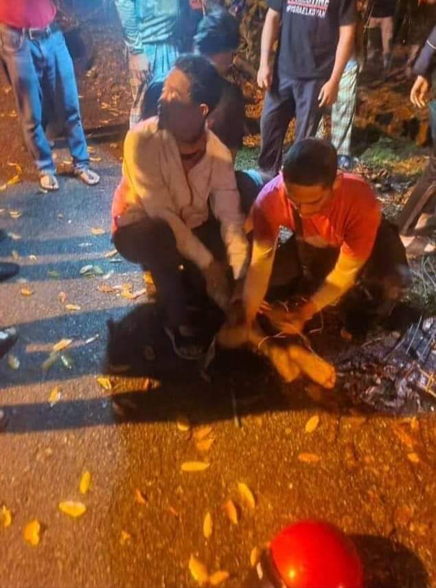 lady_bugg11's tweet image. Ditarik keluar, diikat kaki dan tangan hingga tak mampu bergerak kemudian dipukul ramai2 sehingga meninggal dunia. Organ dalamannya dikatakan pecah akibat hentakan yang terlalu kuat.

Muka Allahyarham penuh dengan kesan luka. Lehernya juga dicekik. 

Tak tergamak nak upload…