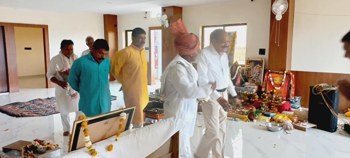 आज सीहोर नगर में श्री प्रीतम यादव जी के नवीन प्रतिष्ठान "विनायक श्री पैलेस एंड मैरिज गार्डन" के शुभारंभ में सम्मिलित होकर शुभकामनाएँ प्रेषित की।

मैं माँ लक्ष्मी से आप के जीवन को धनधान्य से परिपूर्ण रखने की कामना करता हूँ।

#rameshsaxena #sehore
#रमेशसक्सेना #सीहोर