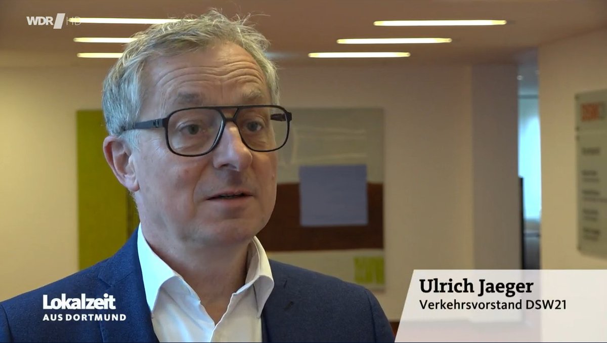 StadtwerkeDO's tweet image. #DSW21-Verkehrsvorstand Ulrich Jaeger kritisiert die drastische Kürzung der Fördermittel für #Elektro-Busse durch die Bundesregierung. Dieser Schritt gefährde auch in Städten wie #Dortmund die Umsetzung der #Verkehrswende. Mehr dazu gibt's im Beitrag der @WDRLokalzeit ab Minute