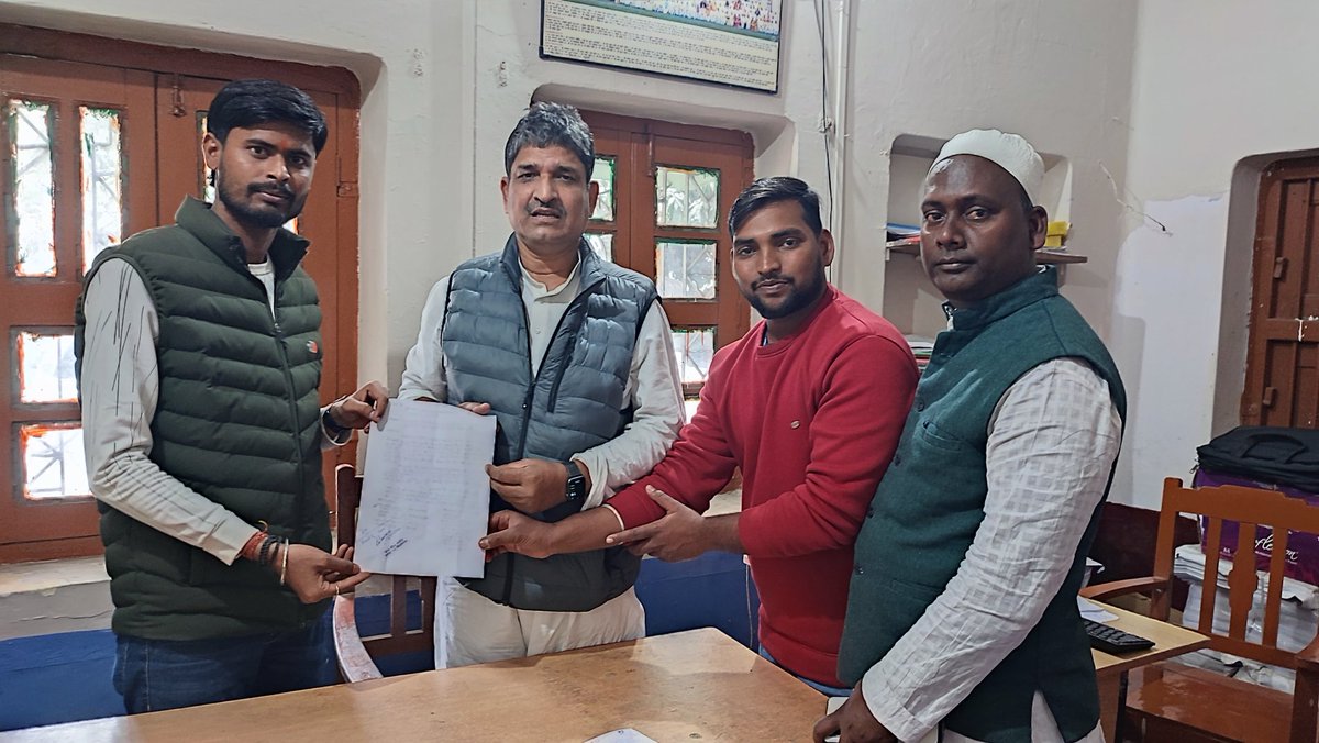 MrityunjayABVP's tweet photo. पूर्णिया जिला के अमौर विधान सभा के बैसा प्रखंड के कनफलियाॅं के आसजा गांव से सिल्ला रघुनाथपुर गांव होते हुए चुनामारी गांव तक नदी कटाव के संबंध में सासंद डॉ मो. जावेद जी ज्ञापन सौंपा! @DrMdJawaid1 @AkhtarulImanMLA @DilipJaiswalBJP @NitishKumar @samrat4bjp @VijayKrSinhaBih @IPRD_Bih https://t.co/XTdedEBDII