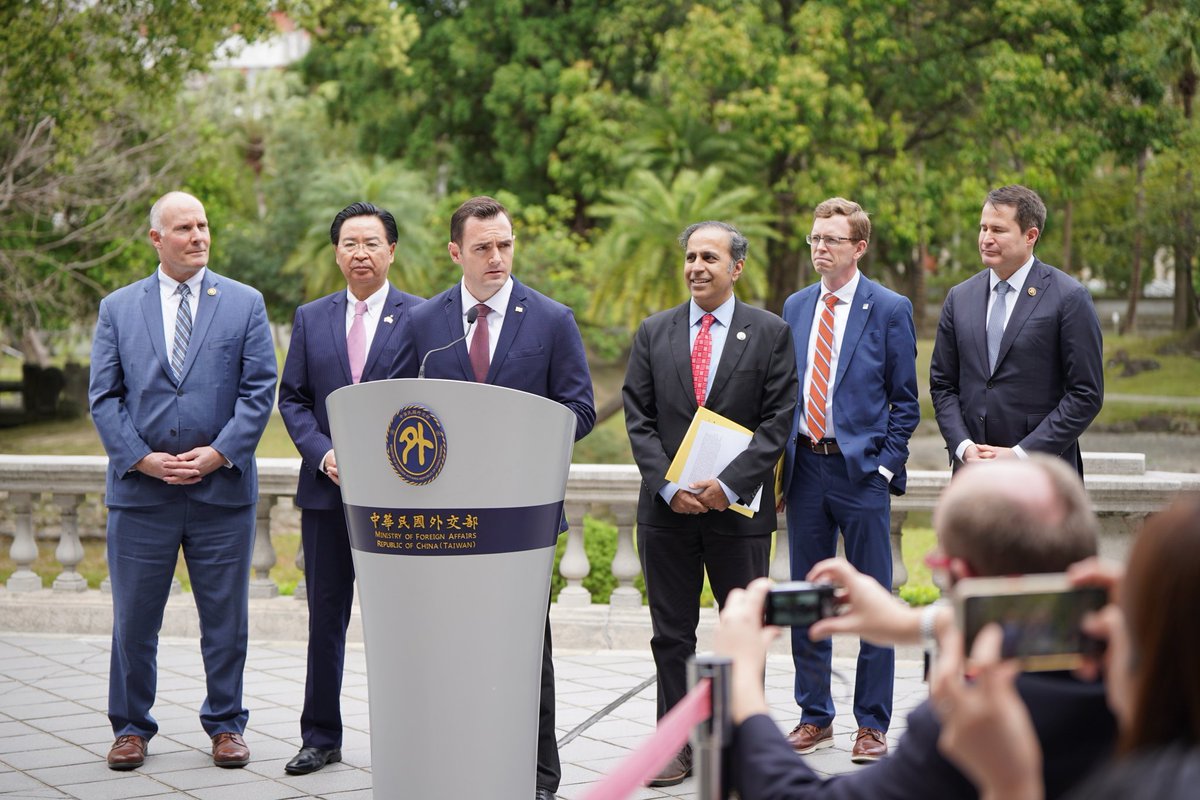 MOFA_Taiwan's tweet photo. We extend our sincerest welcome to the 1st @committeeonccp delegation! Following a press event, Minister Wu hosted a banquet for the bipartisan #US🇺🇸 lawmakers led by Chair @chairmang. This post-election visit reflects a shared commitment to supporting democratic #Taiwan🇹🇼! https://t.co/8YJ50W4iOx
