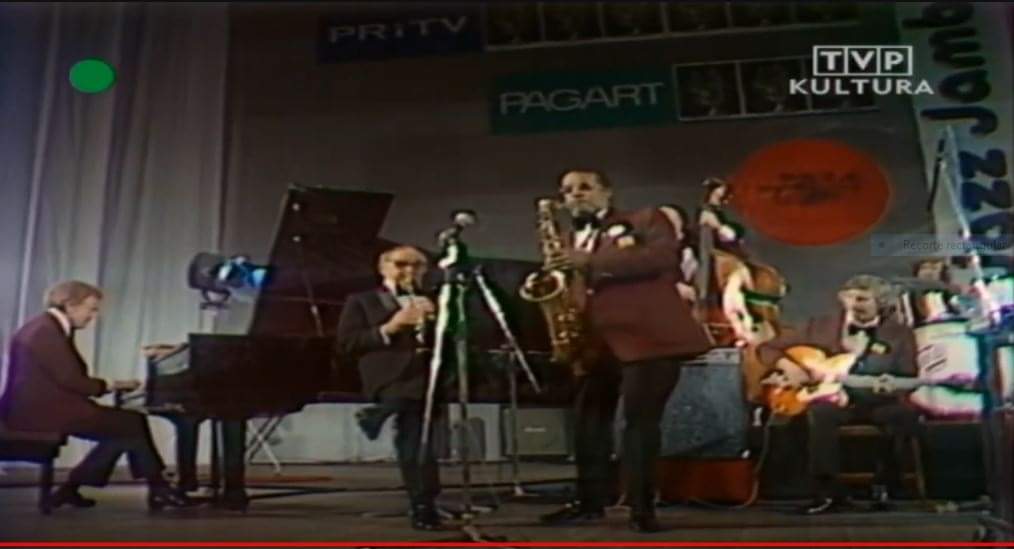 BUDDY TATE, saxos, clarinete, flauta 22-02-1913/10-02-2001
Mucho swing, amplia y fogosa sonoridad. De la extraordinaria cantera de la orquesta de Count Basie. 
“Mack the Knife”  Buddy Tate 1976
youtube.com/watch?v=liR7OA…
#Jazz