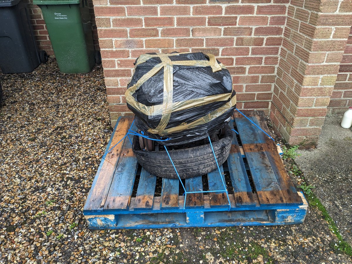 vw_mellow's tweet photo. Mellows replacement Audi BAM engine has arrived. Time to clean up and strip down 👍 https://t.co/iV4MILvNqC