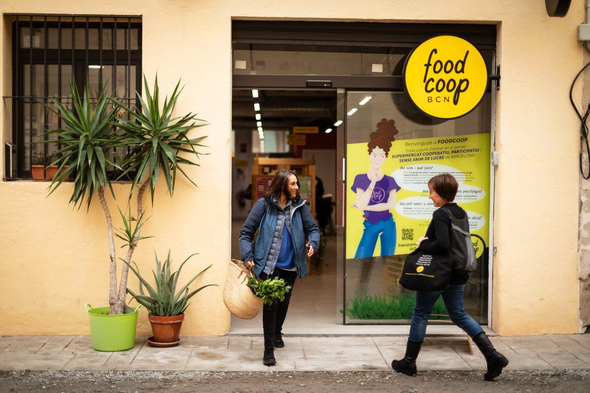 🛒Som el primer supermercat cooperatiu, participatiu i sense ànim de lucre de BCN impulsat per veïnes que hem creat la nostra alternativa
😀Estem oberts al públic en general, però les sòcies en som les propietàries i prenem les decisions sobre gestió i criteris de compra. 
🧵👇