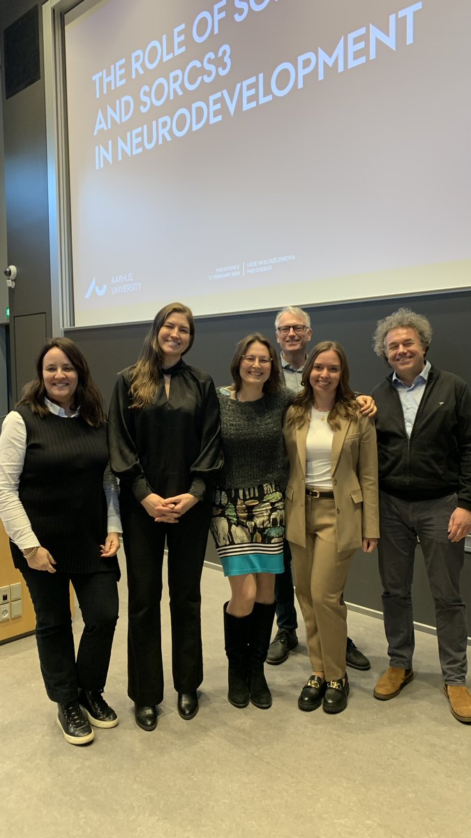 A successful PhD defence is celebrated with big smiles from opponents, supervisors and of course the newly graduated, @woloszczukova from @ANykjaer Lab. Congratulations Lucie from all of us at @dandrite @AarhusUni_int @HealthAarhusUni