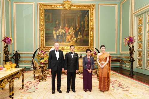 monarchico's tweet photo. https://t.co/ldksEzI6KH
Il #re #Maha #Vajiralongkorn e la #regina #Suthida di #Thailandia ricevono il #Governatore #Generale dell'#Australia #Cigno #Fabergé #gioiello #Rama V #Russia #monarchia #thailandese #mitologia #hamsa #Induismo #divina #famiglia #king #queen #monarchy https://t.co/xksC1Itsye