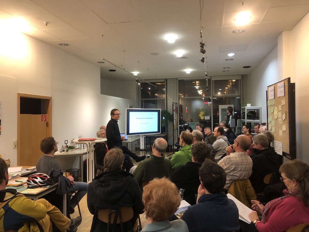 Gestern im gut gefüllten Zukunftsladen "re:wir" in Wilhelmshöhe waren wir bei der Podiumsdiskussion "Wie kriegen wir fünf mal mehr PV auf die Dächer in Kassel?" dabei. Spoiler: Bürokratie weiter abbauen, sich gemeinschaftlich organisieren, Menschen ins Klimahandwerk holen!