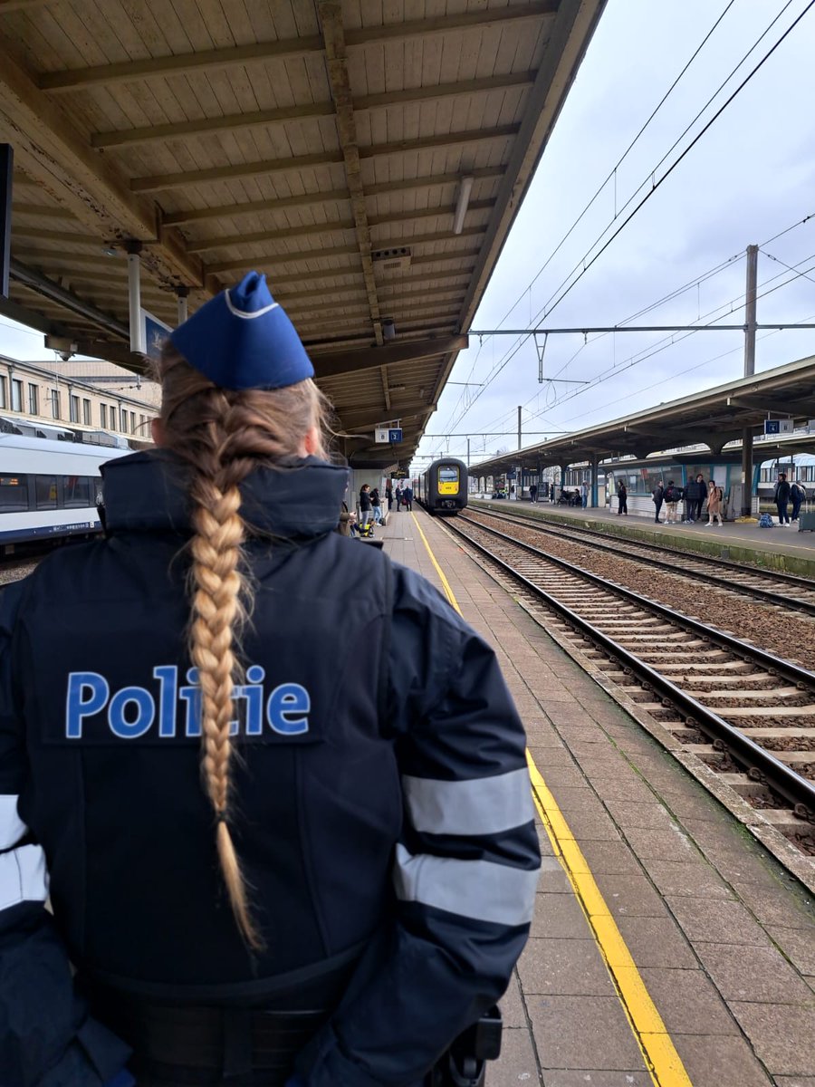 pzvlas's tweet photo. 🚨Dinsdagnamiddag voerden @pzvlas, #DVZ, @PoliceMouscron, @federalepolitie en de Franse politie, een grootschalige overlastcontrole uit in de stations van #Kortrijk, #Moeskroen en #Rijsel.
✅In Kortrijk werden werden 62 personen grondig gecontroleerd: https://t.co/4nlmp7FbF7 https://t.co/OA3oWP8LkK