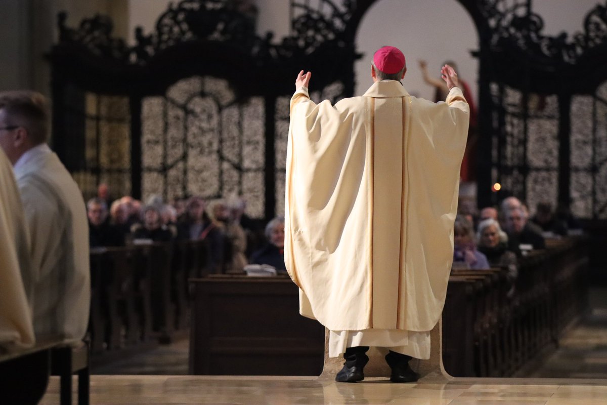 Bilder vom heutigen Gottesdienst in der Basilika St. Ulrich und Afra in Augsburg unter Leitung von Erzbischof Stefan Heße. Jetzt in der DBK-Mediendatenbank unter Angabe des Copyrights kostenfrei als Pressefotos verfügbar: ow.ly/Ftta50QFkvT

 #fvv2024 #vollversammlung…