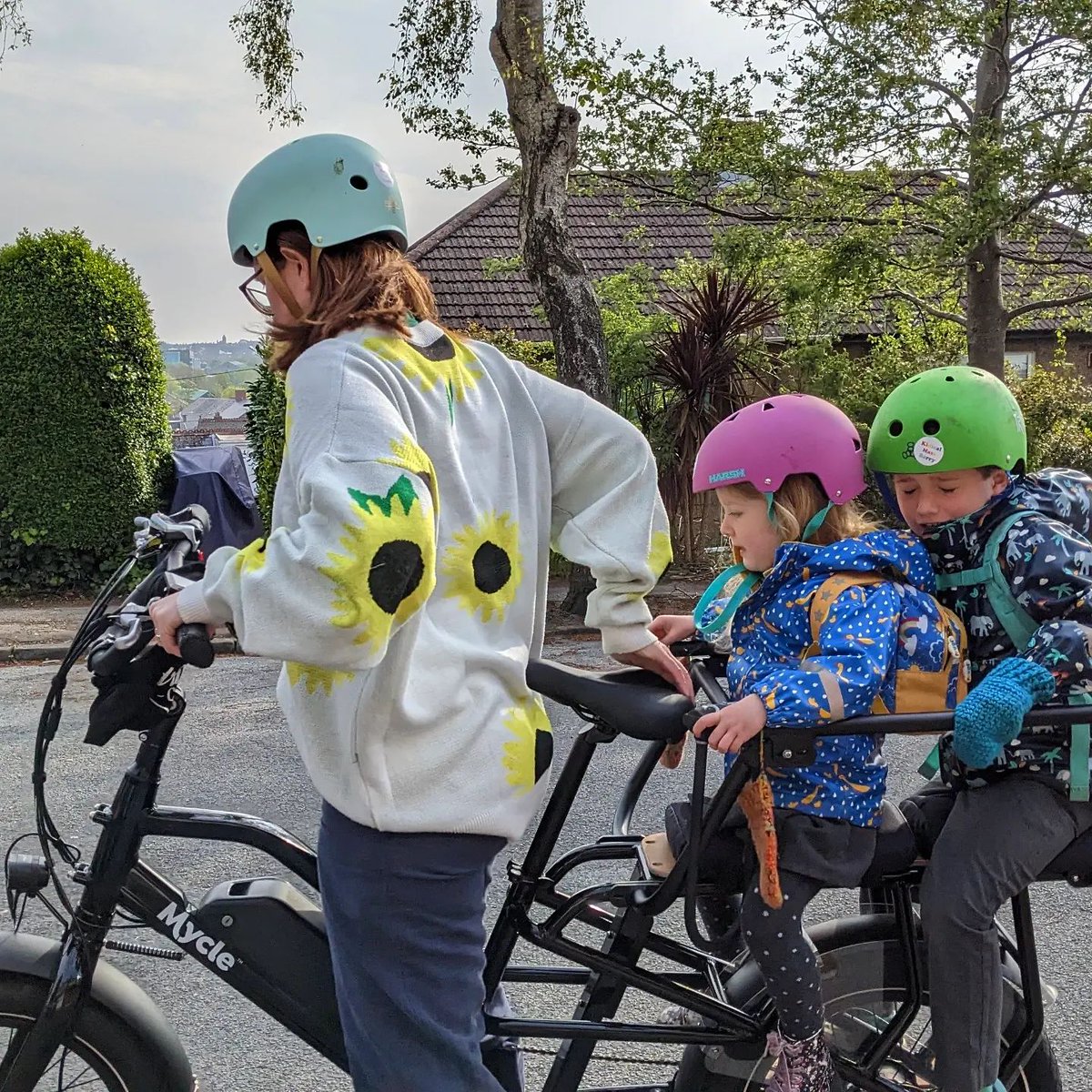 "Well we've had the best week ever! I borrowed this Mycle Cargo bike from work and it was pure freedom!

Cargo bikes are the solution. I took them all over town up, and down the hills, to school, beavers and two birthday parties all on the back of the bike!"

@green_aoife ⭐️