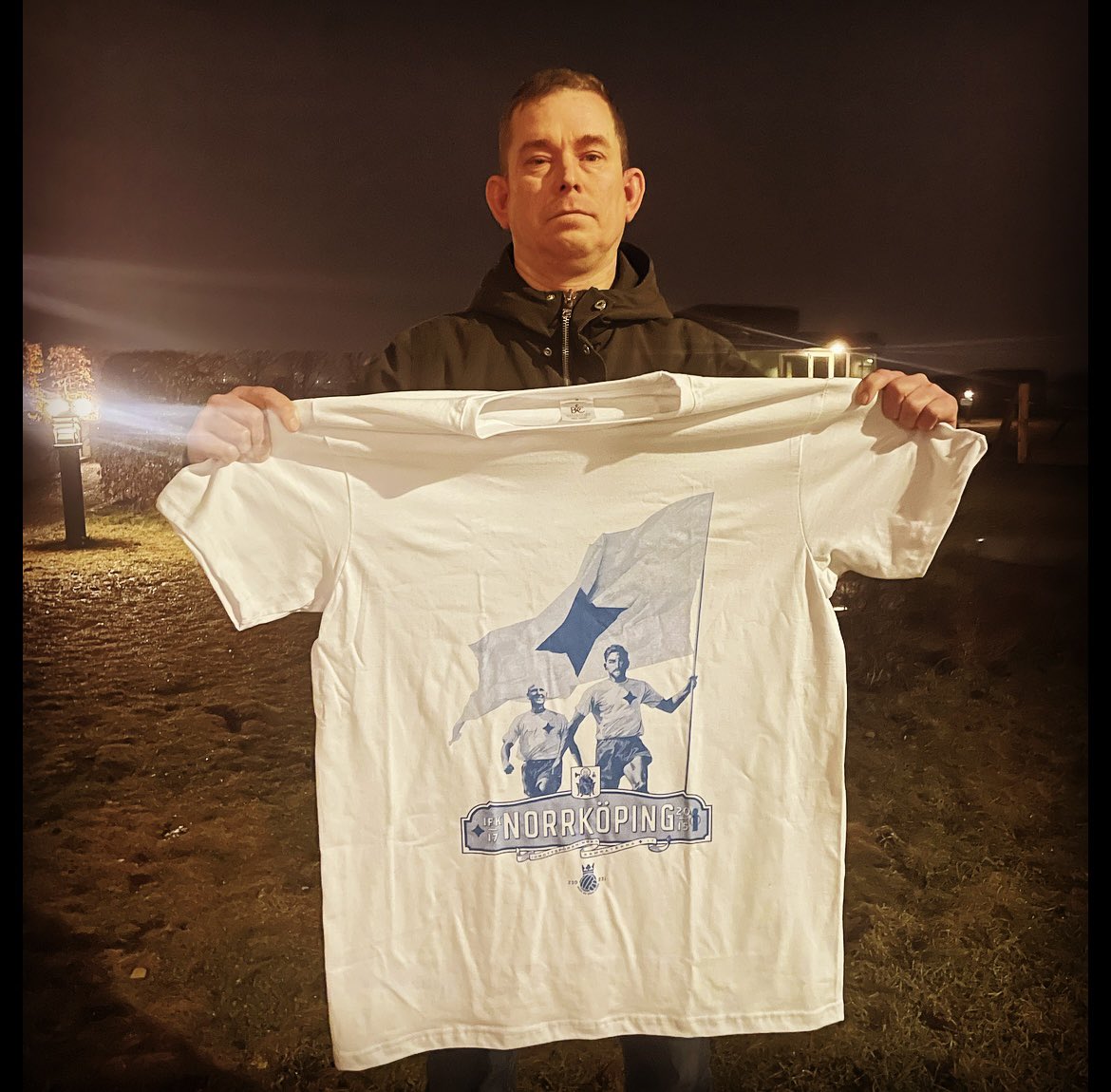 Representanter du IFK Norrköping har du kamratstjärnan på bröstet och anor i ryggen.
2015 slöts historiens cirklar då en jätte från förr reste sig. Det forsade guld i Strömmen igen.
Veckans avsnittströja. Tio procent av eventuell vinst till Peking Fanz.
wwwkmerch.se