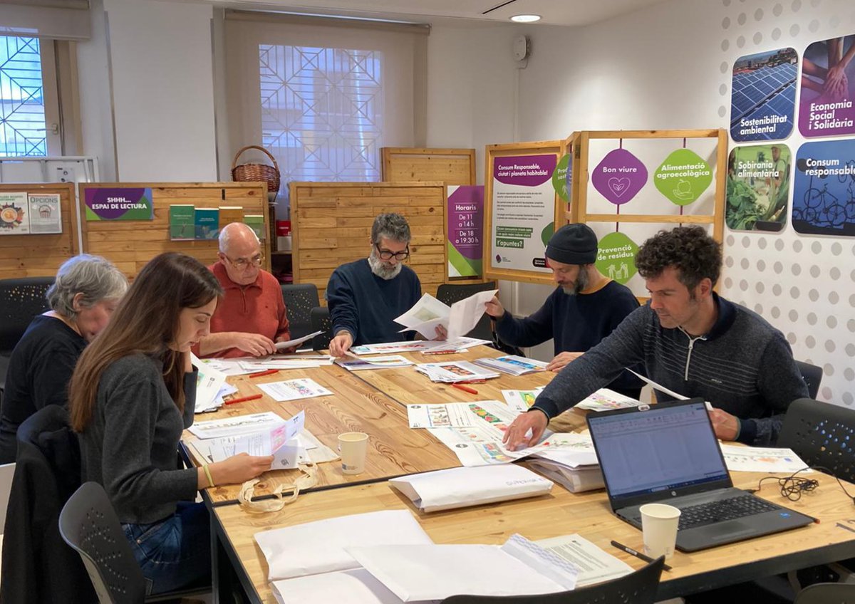 Reunit el Jurat del Premi Punt de Llibre 2024. Agraïm la complicitat de professionals del món del disseny, universitari, sector comercial i educatiu que s'hi han implicat, entre ells @ElisavaBCN <a href="/ladyssenyadora/">ladyssenyadora</a> #Imeb <a href="/AnnaAnn_/">Anna Chincho Serrano</a> una iniciativa de <a href="/BCN_Comerc/">Barcelona Comerç</a> #Elcomerçilesescoles