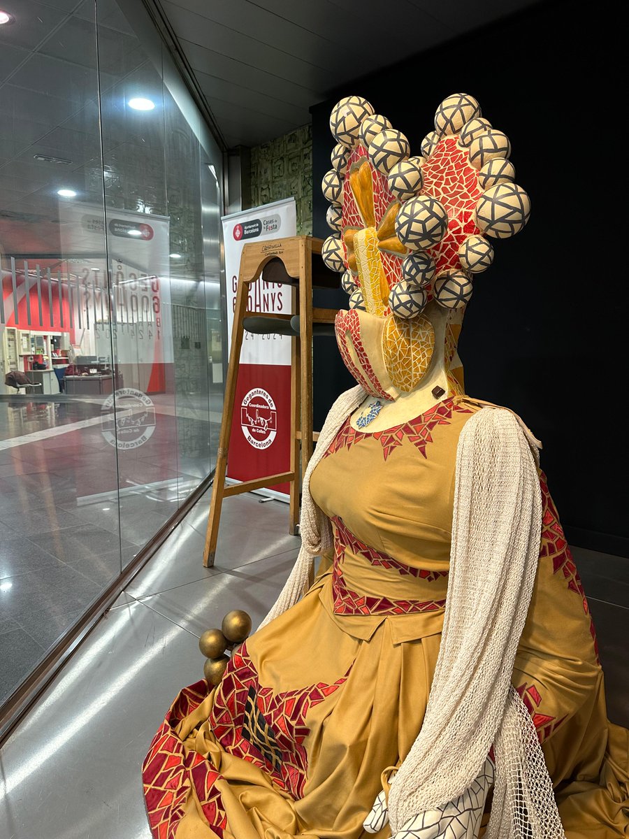 Cultupopularbcn's tweet photo. 🚇 El #metro commemora els 600 anys de #gegants a #Barcelona!

📸 A l'Espai Mercè Sala de l'estació de #Diagonal, trobareu una exposició fotogràfica que vol ser un tastet del fet geganter a la ciutat.

😍 A més, hi ha figures exposades!

📲 Més informació.
https://t.co/Baed7FA1Fv https://t.co/dmixCqeA2z