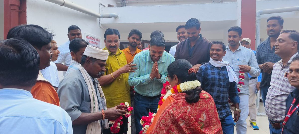 NirmalaBhuria's tweet photo. अल्प प्रवास पर चन्द्र शेखर आजाद नगर पहुंचने पर जनपद अध्यक्ष इंदर सिंह डावर, जनपद सदस्य ,सरपंच एवं नगर परिषद के पार्षदो के द्वारा स्वागत किया ,सभी कार्यकर्ताओं को धन्यवाद
#चन्द्रशेखरआजादनगर #alirajpur @BJP4MP @BJP4India @mp_wcdmp #VanMela https://t.co/HsZoziO2pZ
