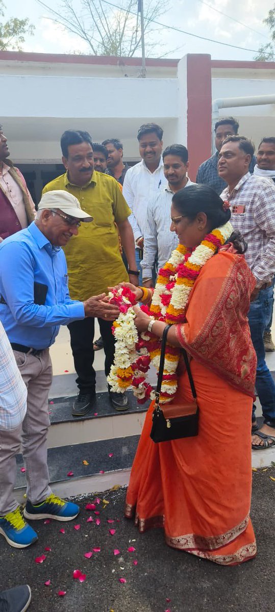NirmalaBhuria's tweet photo. अल्प प्रवास पर चन्द्र शेखर आजाद नगर पहुंचने पर जनपद अध्यक्ष इंदर सिंह डावर, जनपद सदस्य ,सरपंच एवं नगर परिषद के पार्षदो के द्वारा स्वागत किया ,सभी कार्यकर्ताओं को धन्यवाद
#चन्द्रशेखरआजादनगर #alirajpur @BJP4MP @BJP4India @mp_wcdmp #VanMela https://t.co/HsZoziO2pZ