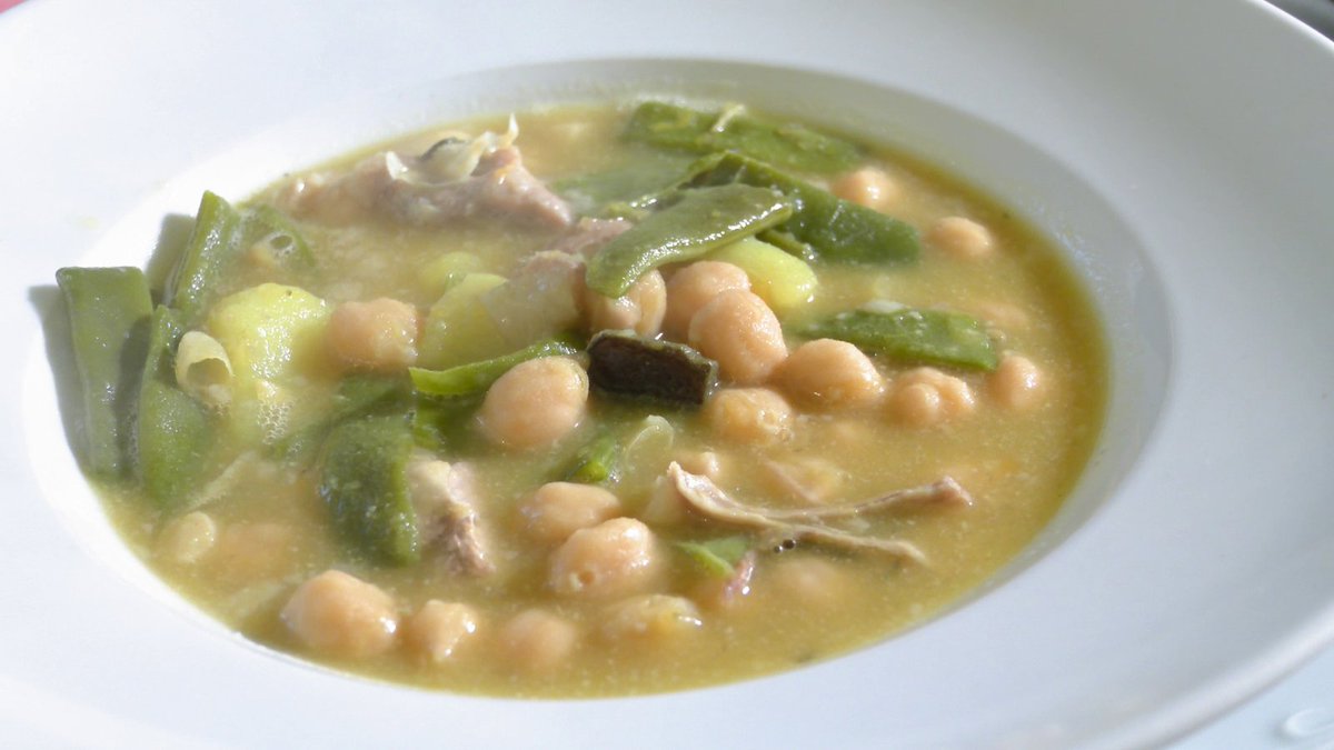 La1_tve's tweet image. Se trata de un plato típico de Casabermeja, en Málaga, elaborado a base de carnes, legumbres y verduras

¡Aprende a hacer la receta de cocido malagueño en #AhoraONunca! 

rtve.es/n/15980971