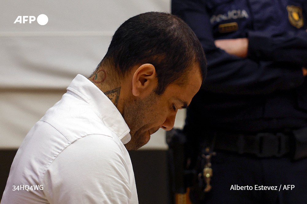 afpfr's tweet photo. Dani Alves, ancienne star brésilienne du Barça et du PSG, a été condamné à quatre ans et demi de prison pour le viol en 2022 d'une jeune femme dans une discothèque de Barcelone, a annoncé le tribunal de cette ville l'ayant jugé #AFP https://t.co/v7LiQgRhzt
