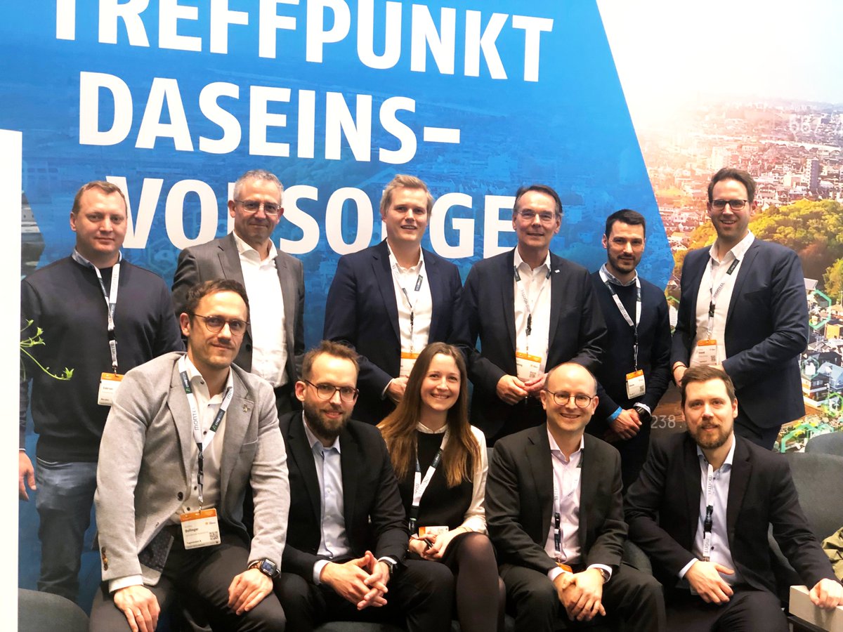 VKUonline's tweet photo. Auch das #Netzwerk "Junge Geschäftsführung" tauscht sich auf der #Eworld24 & bei den #Stadtwerke Essen aus! Die jungen Geschäftsführerinnen & Geschäftsführer diskutieren dabei die aktuellen Herausforderungen unserer Zeit: #Energiewende #Wärmewende #Finanzierung @EworldEssen https://t.co/vw2oZIC2Hw