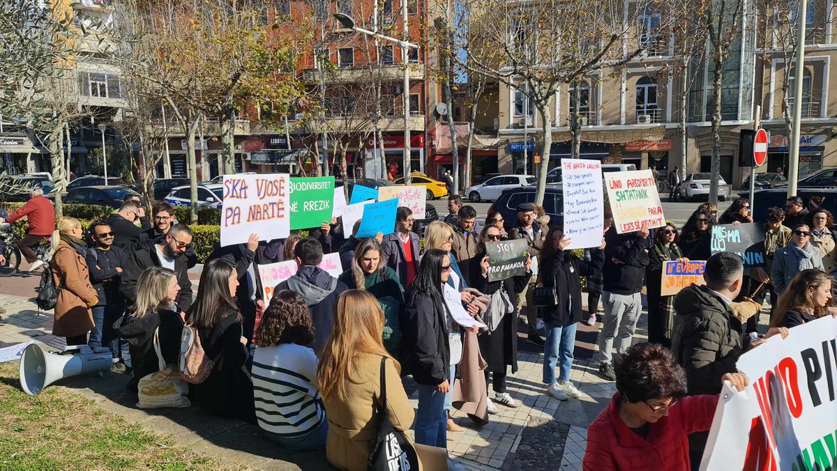 citizensalb's tweet photo. Organizatat #mjedisore dhe qytetatrë po protesojnë sot përballë #Parlamentit kundër ndryshimeve në ligjin për Zonat e Mbrojtura. Ata kërkojnë të mos kalohet ky #ligj sepse me kalimin e tij "nuk do të ketë më zona të #mbrojtura". Ky ligj i hap rrugën investimeve #strategjike. https://t.co/dQh87GGNAi