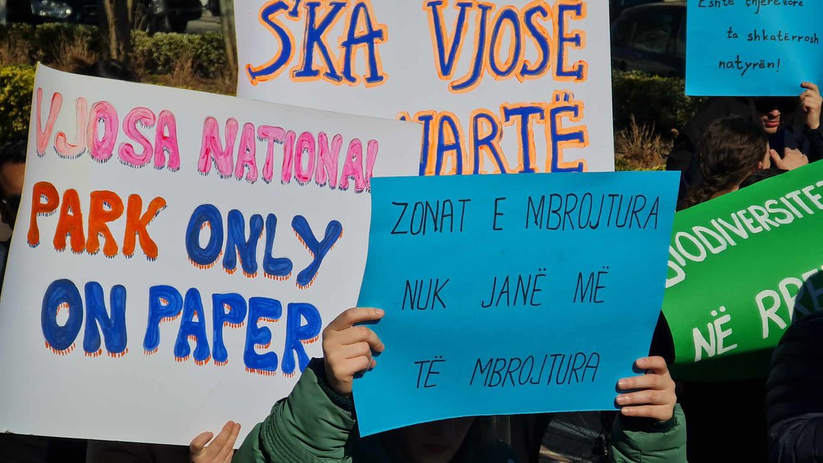 citizensalb's tweet photo. Organizatat #mjedisore dhe qytetatrë po protesojnë sot përballë #Parlamentit kundër ndryshimeve në ligjin për Zonat e Mbrojtura. Ata kërkojnë të mos kalohet ky #ligj sepse me kalimin e tij "nuk do të ketë më zona të #mbrojtura". Ky ligj i hap rrugën investimeve #strategjike. https://t.co/dQh87GGNAi