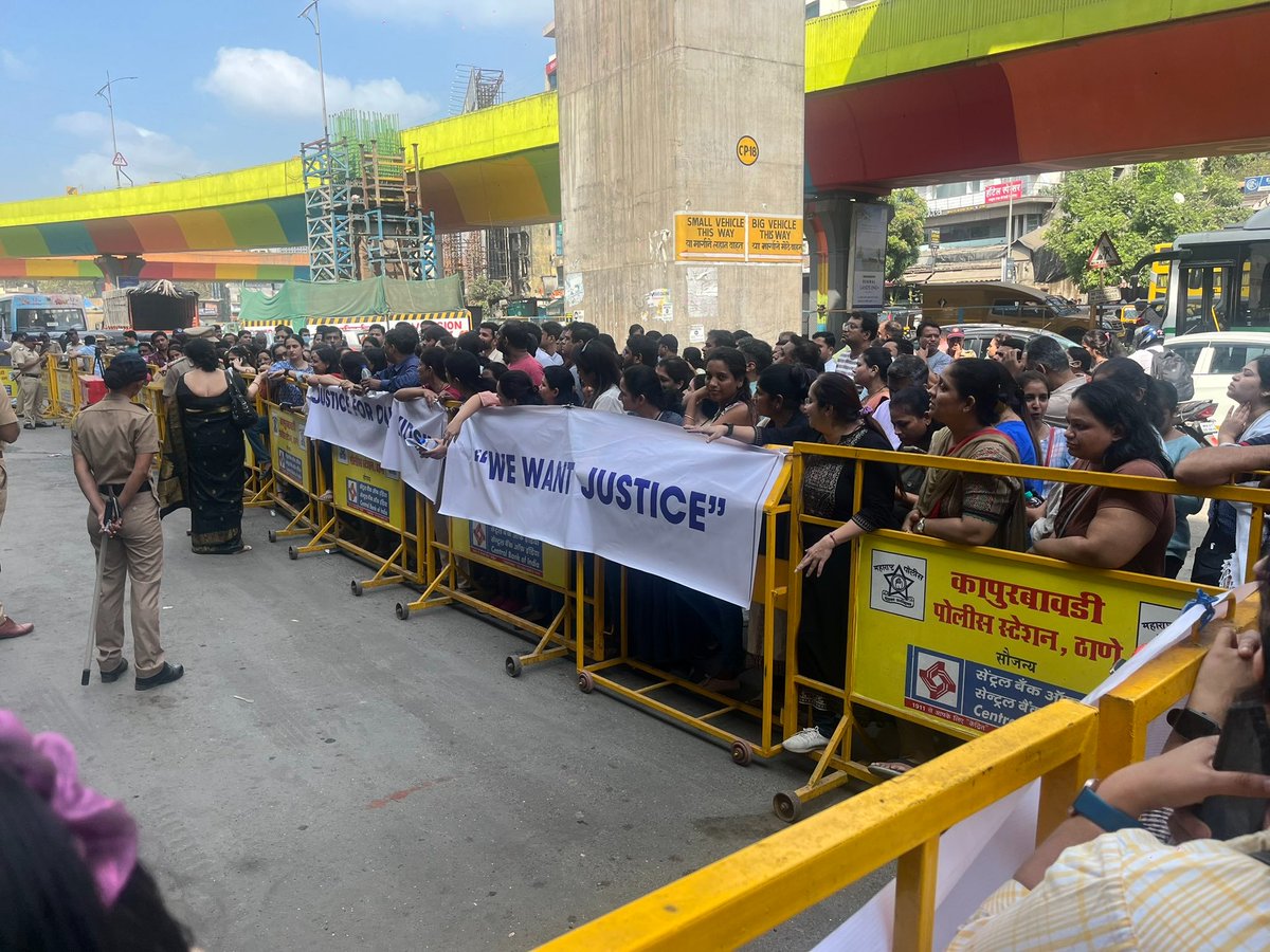 QueenofThane's tweet image. Scenes outside CP Goenka school Kapurbawdi, where 8/10 Students were molested by &apos;Outside Vendor&apos; during picnic. #thane