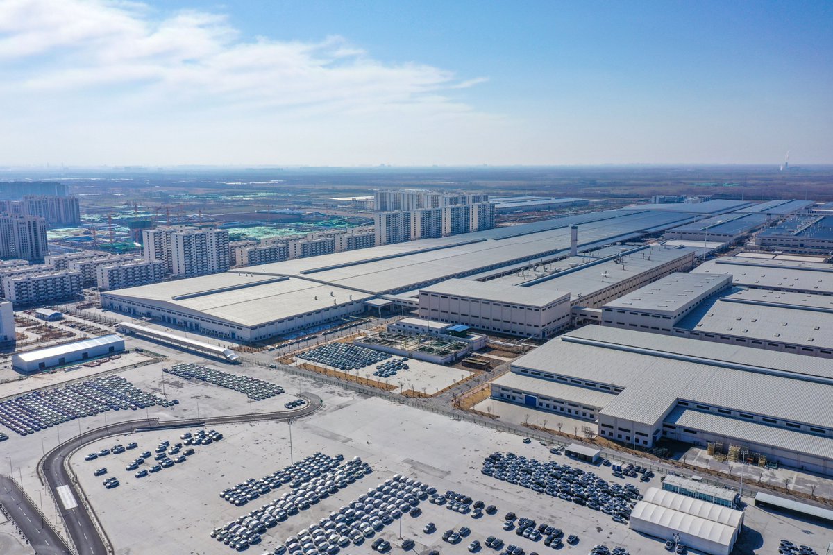 SpringCityJinan's tweet photo. A remarkable BYD Automobile Industrial Park is taking shape in the #Jinan #StartUpArea! With the first and second phases already completed, spanning an impressive 6,000 mu (400 hectares), the new facility is dedicated to expanding complete vehicle production capacity. #JinanFocus https://t.co/0X21ZwMAhD