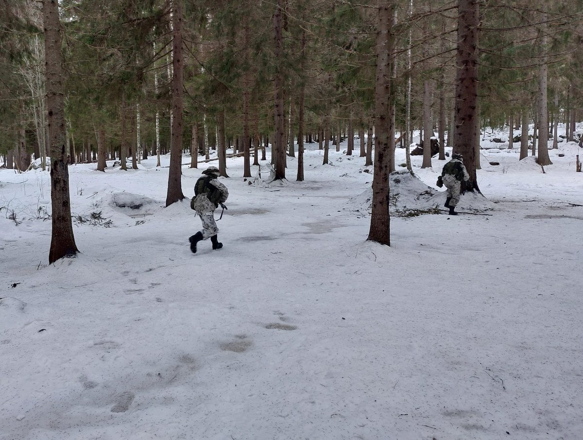 Panssaripioneerikomppanian varusmiehet harjoittelivat ryhmän taistelua maastossa kaksisuuntaisen simulaattorijärjestelmän avulla. Järjestelmän tallentaman suoritusdatan tarkasteleminen harjoitteen jälkeen tukee joukon oppimista ja tehtävissä kehittymistä.

#pspr