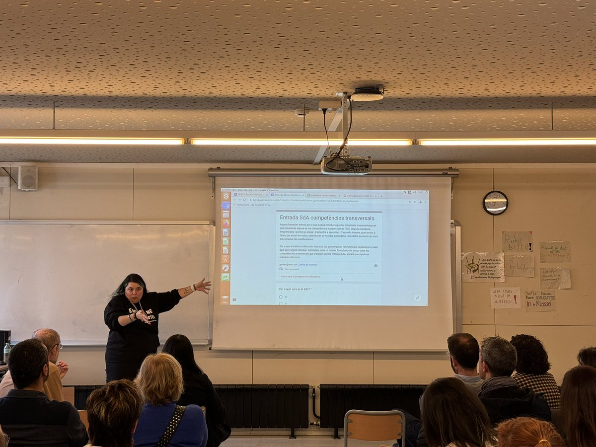 Sessió de presentació d’eines per treballar el currículum. La Gemma Artés @moty_chan , <a href="/insperecalders/">Institut Pere Calders</a>,          ens presenta una eina de mapeig per saber la càrrega de treball de les competències transversals.
Del forms a l’excel