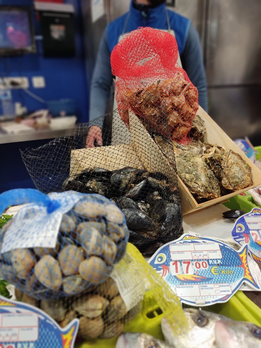 MercatVinaros's tweet image. El 🦀 #marisc és una de les grans delícies que ens ofereix la costa mediterrània. No hi ha res millor que degustar una deliciosa paella de marisc o una bona mariscada amb la teva gent. 🥘