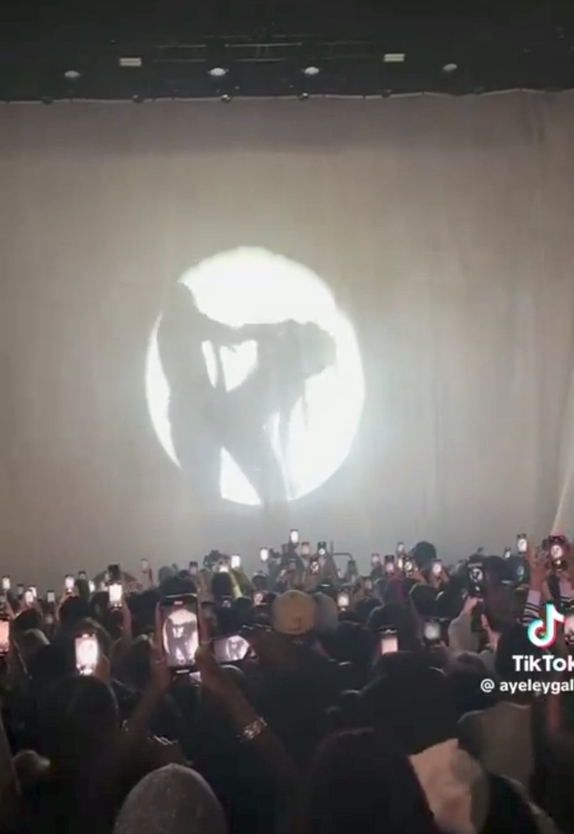 Gangster999man's tweet photo. Omah Lay just destroyed someone's relationship during concert in London.
Check comment section for full video. https://t.co/gGA9il5ofB