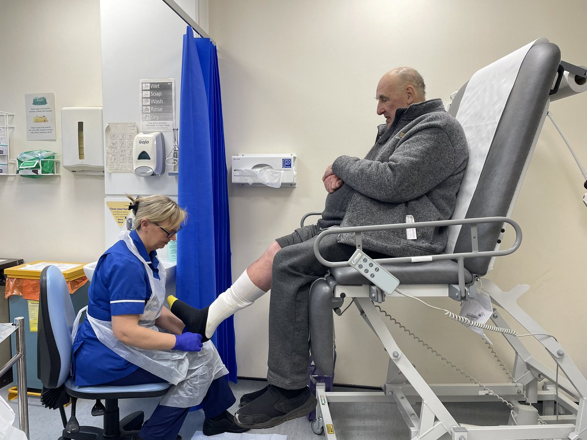 RWT_NHS's tweet photo. We’re now joining Kelly Wood, Junior Sister - she is completing a mobility clinic today🏥 72 year old Pete Greenway, is attending clinic today, he comes twice a week for leg ulcer care and needs specialist compression bandages and wound care🦵
#OnShiftWithRWT https://t.co/11GnOkOSoq