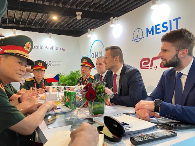 ObranaTweetuje's tweet photo. 🛩️🚀 Český letecký a kosmický průmysl zanechává důležitou národní stopu na veletrhu @SGAirshow 🇸🇬 

Premiéra 🇨🇿 účasti podpořená náměstkem Danielem Blažkovcem přinesla řadu úspěšných jednání se zahraničními delegacemi i společnostmi z oblasti aerospace. Rezonujícím jednáním bylo setkání se 🇸🇬Permanent Secretary nebo významným podnikem ST Engineering.

Jihovýchodní Asie je dynamicky rozvíjejícím se regionem, kde se české firmy se svými pokročilými technologiemi čím dál více prosazují.