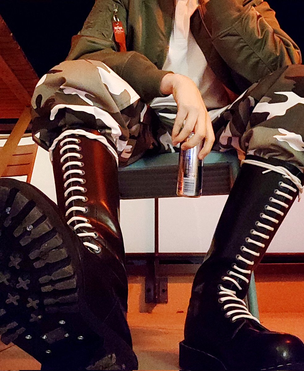 Oi oi 
#skinhead #skin #skingear #skinbro #bruder #feet  #boots #bootlicking