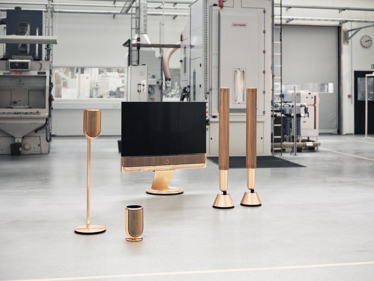 The full cinematic range consisting of Beolab 8, Beosound Theatre, and Beolab 28 is now offered in Gold Tone.

Discover the full range:bang-olufsen.com/en/int/speakers

#Beolab8
#Beolab28
#BeovisionTheatre
#BangOlufsen