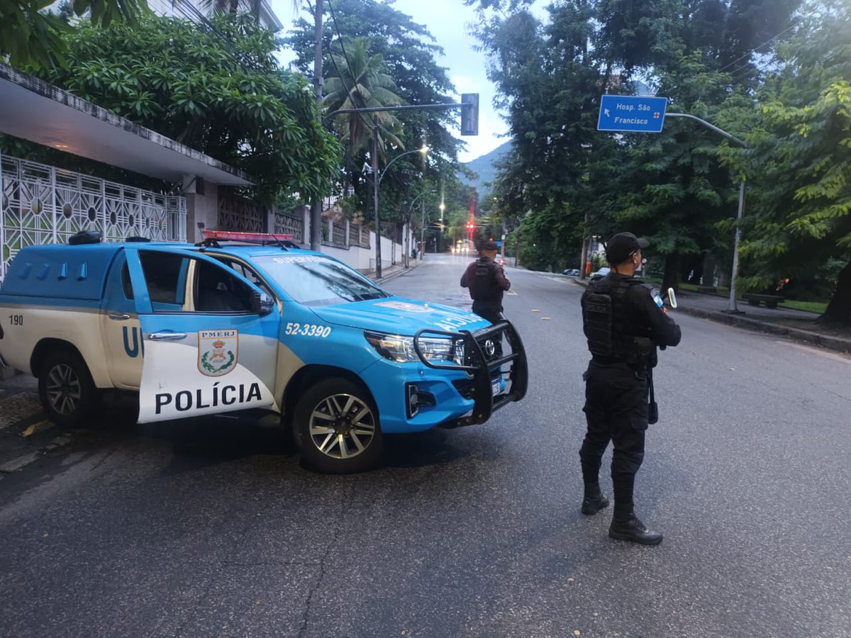 PMERJ's tweet photo. Policiais da #UPPFormiga estão posicionados na Rua Conde de Bonfim, na #Tijuca. #PMERJ #ServireProteger https://t.co/BWcVM56ikx