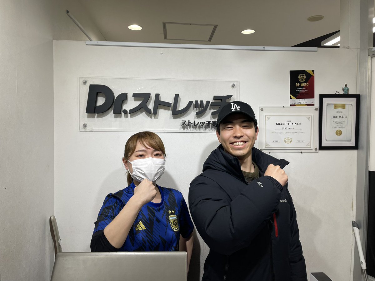 DSmurapei's tweet photo. 千歳烏山店の店長で、GTで、自分の目指すべきところでもある長尾さんにストレッチしていただきました！

自分の知らないアプローチ方法や視点を知ることができ、世界がまた一つ広がりました。

キツすぎて逃げ出したかったことは内緒で🤫

本日はお時間いただきありがとうございました！！ https://t.co/1e8KVgsd4O