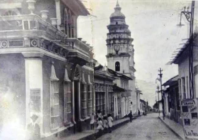 #22Feb #MéridaDeSiempre
Es de autor desconocido esta imagen, casi familiar, de la avenida Bolívar, entre calles 21 (Laso) y 22 (De La Igualdad) . Por las características debe ser de finales de los años 30, s. XX .
La esquina superior es donde hoy está la Cantv, se mantienen