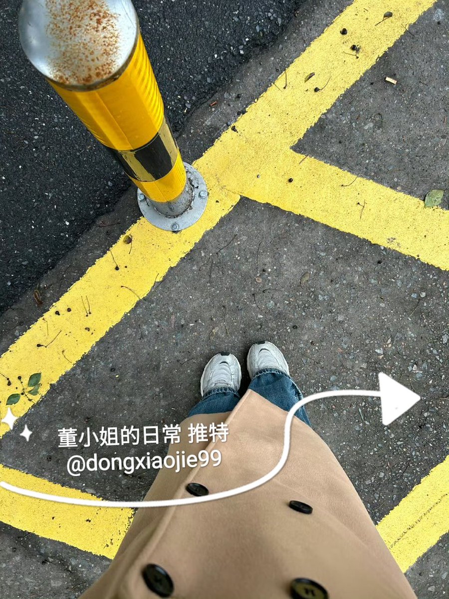 图一：饿了，买了张新疆大馍
图二：杭州的雨你别太过分，冷的过分了啊！
图三：地铁督导员让我别在地铁里吃东西，我只好又滚出地铁站吃，哼 https://t.co/fG3fyJio0H