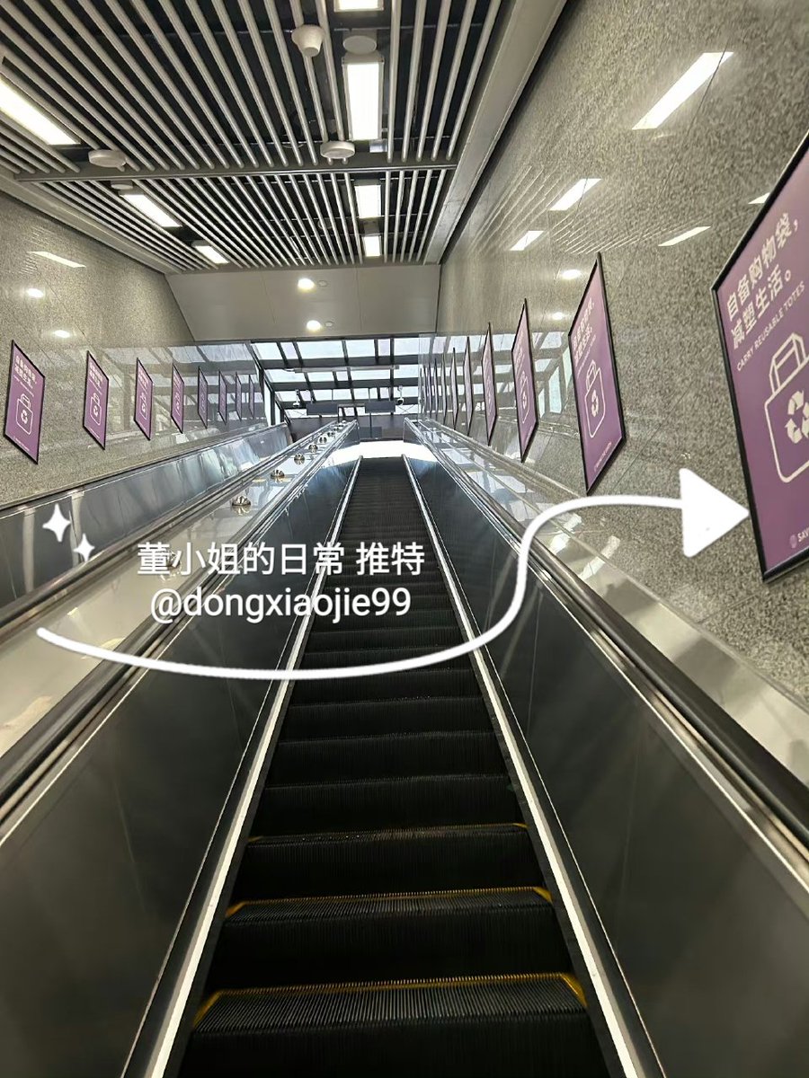 图一：饿了，买了张新疆大馍
图二：杭州的雨你别太过分，冷的过分了啊！
图三：地铁督导员让我别在地铁里吃东西，我只好又滚出地铁站吃，哼 https://t.co/fG3fyJio0H