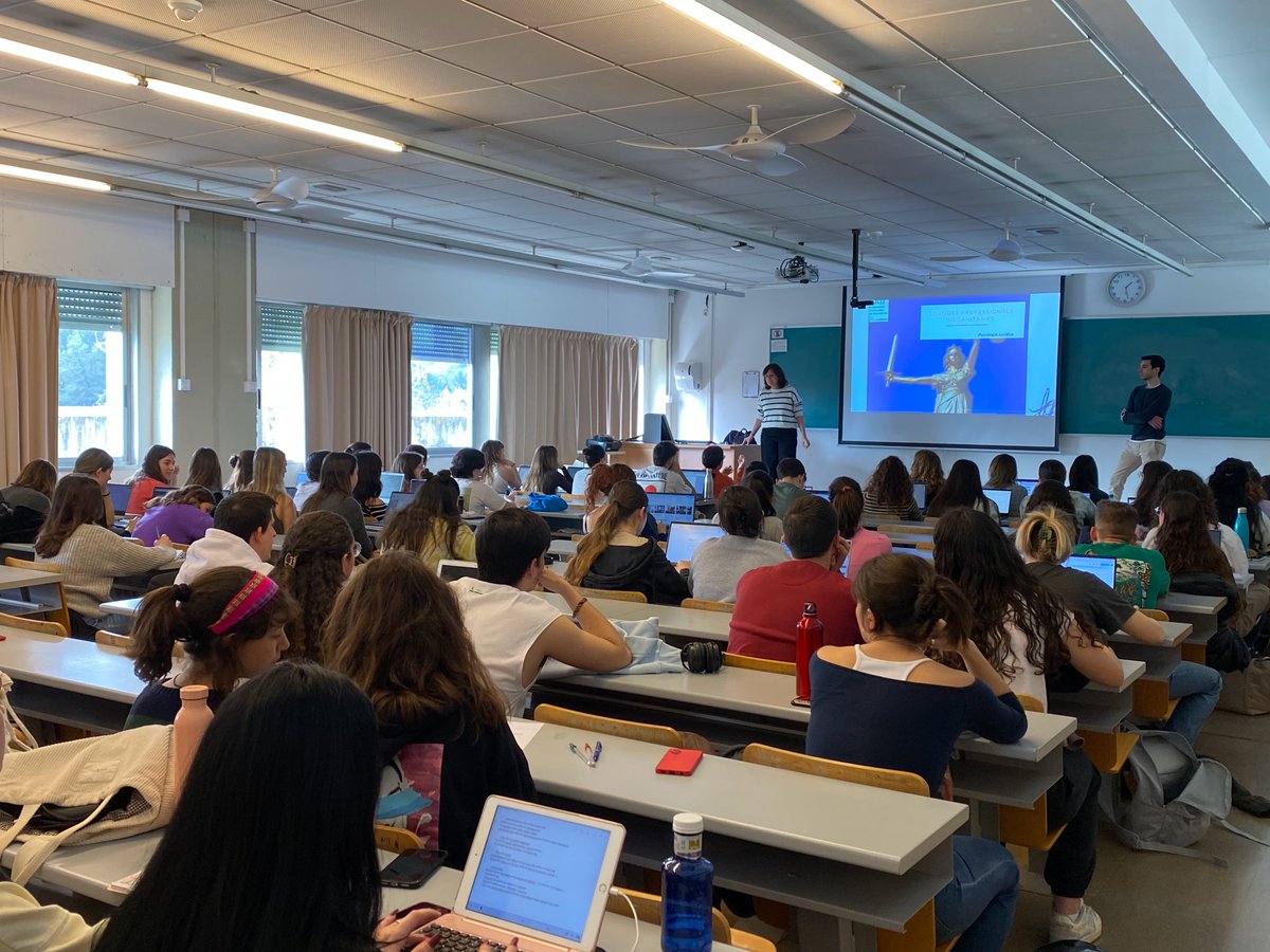uabpsicologia's tweet photo. ✅Ahir, els alumnes de tercer i quart de #psicologia van tenir l’oportunitat d’assistir a una sessió que va impartir el @copc_cat👏🏼per conèixer les diferents #sortidesprofessionals de la titulació de psicologia i conèixer les ofertes publicades a la borsa de treball del #COPC .📝 https://t.co/ACzoYuumGY