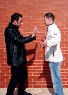 XdelaC's tweet image. #Tactics101 

#PerSec

Geoff Thompson cut his teeth as a doorman/bouncer in the 🇬🇧 and got to know almost on a nightly basis real, brutal, non-sport violence. From this experience, he distilled his ideas on &quot;The Fence&quot;. 

Lee Morrison in the reposted video expounds on the concept