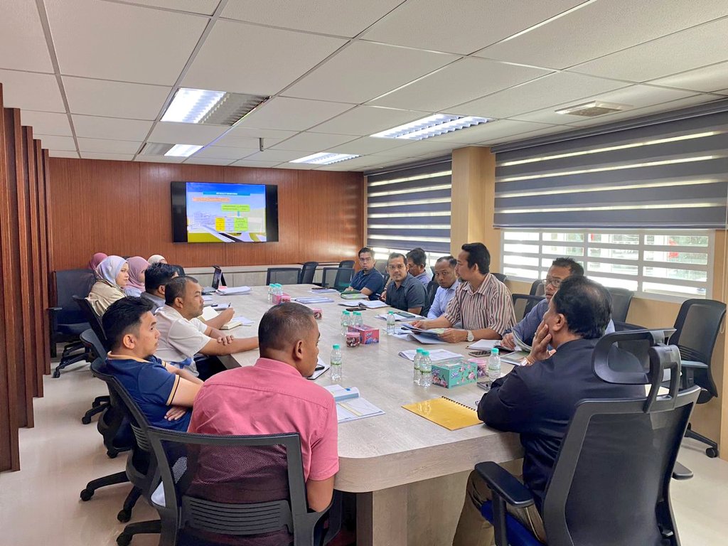 TeamProjekTrg's tweet photo. Mesyuarat tapak Feb 2024 bagi Projek Jalan Gemuruh / Banggol Nyoir / Pondok Lalang, Kuala Nerus, Terengganu. 
#PPPNT #JKR #BerJasaKepadaRakyat @JKRTerengganu @TeamProjekTrg @HasliJKR @IrhjNapi @Ir_Erie https://t.co/Imbjr3TtkH