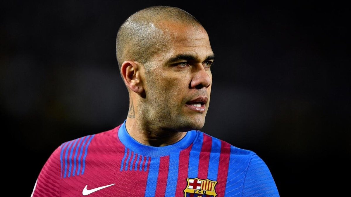 Daniel Alves condamné à 4,5 ans de prison !

L'ancien joueur du FC Barcelone accusé d'avoir violé une jeune femme dans les toilettes d'une discothèque de Barcelone, a été condamné ce jeudi par le tribunal de Barcelone pour "agression sexuelle"