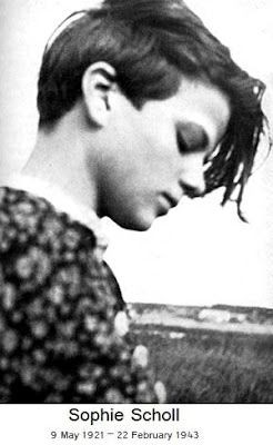 Heute vor 81 Jahren wurde Sophie Scholl von den Nazis ermordet.
#KeinVergessen #DieWeißeRose