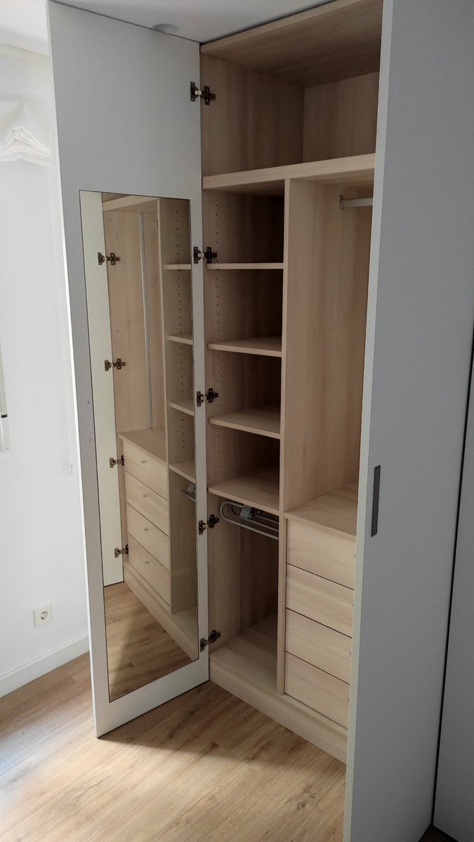 En Vikkerbaün personalizamos totalmente tu armario según tus necesidades, añadiendo todo tipo de complementos para hacerte más cómodo tener a mano tus prendas favoritas.
#vikkerbaun #armarios #diseñodearmarios #interiordesign #mueblesamedida #closetdesign #dormitorios #elche