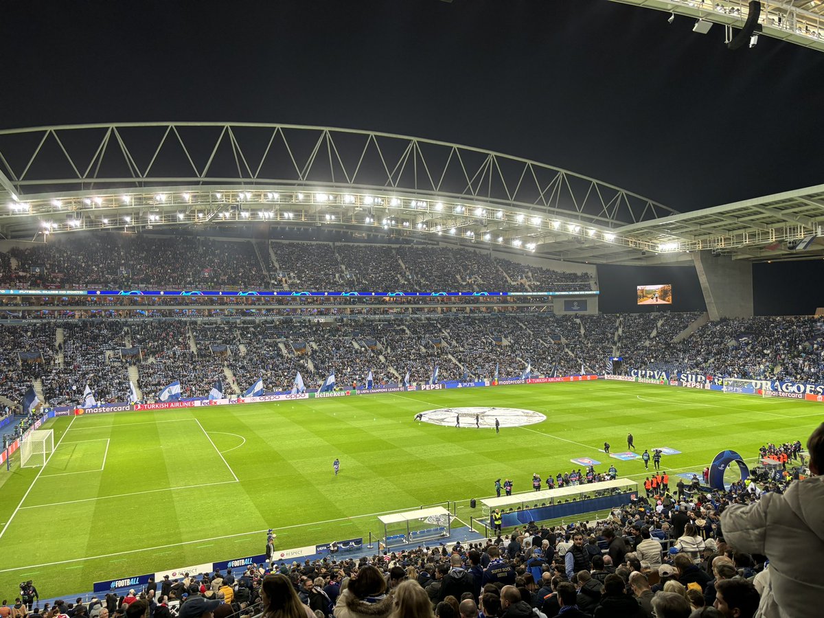 sese0750's tweet image. ⚽️ Porto - Arsenal (1-0) Champions League

➡️ Arteta qui joue le 0-0 à Porto ??
➡️ un voyage pour voir Arsenal faire des passes entre eux, c’est se faire enculer😂
➡️ Très beau stade
➡️ Ambiance avant match 💯🔥
➡️ Ambiance pdt le match 📉👎🏻

Note de la soirée : 5

#PORARS #UCL