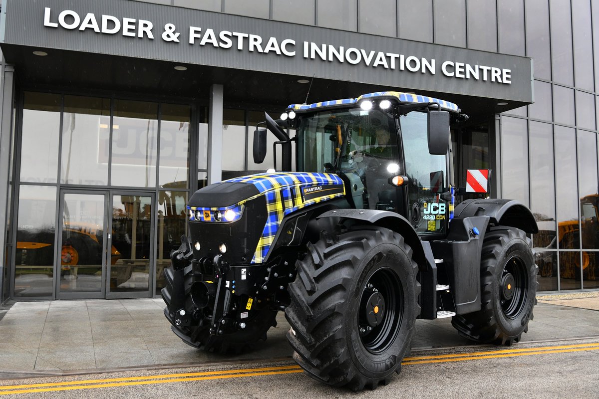 MNDoddie5's tweet photo. The Weir family might be staunch John Deere fans - but we think the 'Doddie Icon' Fastrac tractor from @JCBagriculture &amp; Scot Agri might have changed their minds 🚜

Doddie's son, Angus, came to the launch &amp; gave it his seal of approval too. Full story 👇
https://t.co/sgMo7vHC5M https://t.co/YH8BP9Ci1u