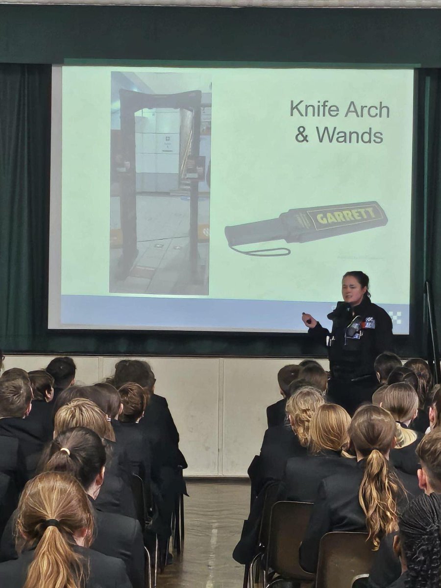Yesterday afternoon PC Prentice & PCSO Kempton attended @BMiddleSchool to talk to students about Knife Crime & keeping themselves safe.  Great engagement from the students & great feedback. #opsceptre #saferpeople 🔪