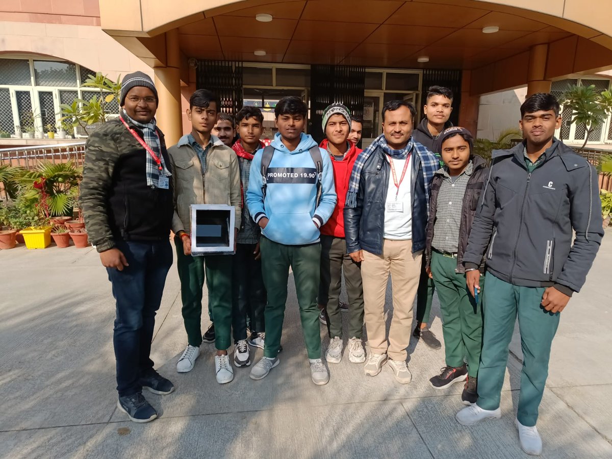 sbvno2_1925402's tweet photo. EMC Business Blaster Team (The Legend of Survivor) presentation at Kalkaji SOSE. https://t.co/2xOPWLF9ee