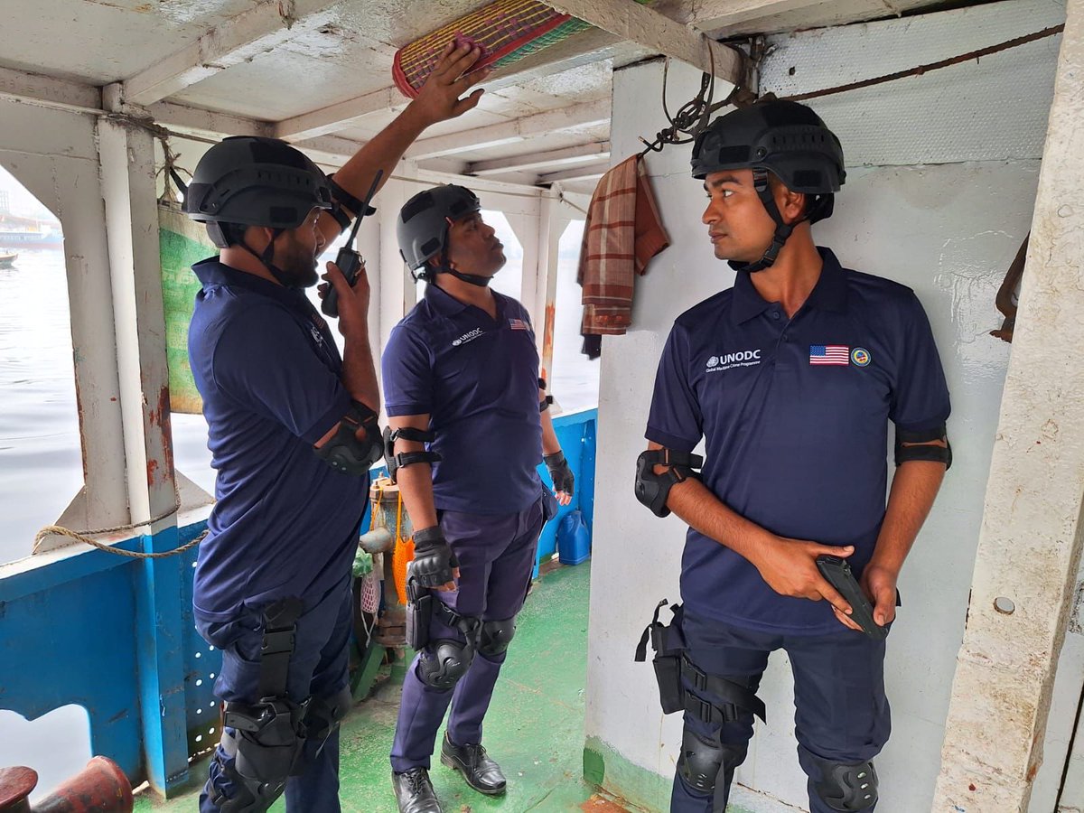UNODC_BMB's tweet photo. #KeepingOceansSafe 🌊🇺🇳
@UNODC_MCP in #Bangladesh🇧🇩 completed Pierside #VesselSearch Techniques (PVST) training course for 15 officers of #BangladeshRiverPolice incl. theo. &amp; prac. sessions on:
📜VOI Documentation
⛴️ Hidden Compartment 
Funded by @StateINL🇺🇸
#BorderManagement https://t.co/ph5Bgv7heC